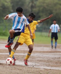 140 करोड़ सपने और विश्व कप की दूरी: भारतीय फुटबॉल की अधूरी कहानी 2 Kid playing football